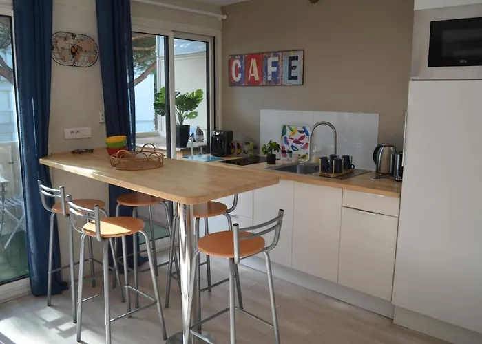 Charmant appartement à 350m de la plage et du port