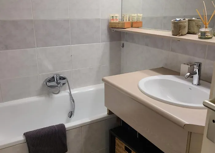 T2 climatisé à 5 minutes à pied de la plage avec parking, piscine et wifi